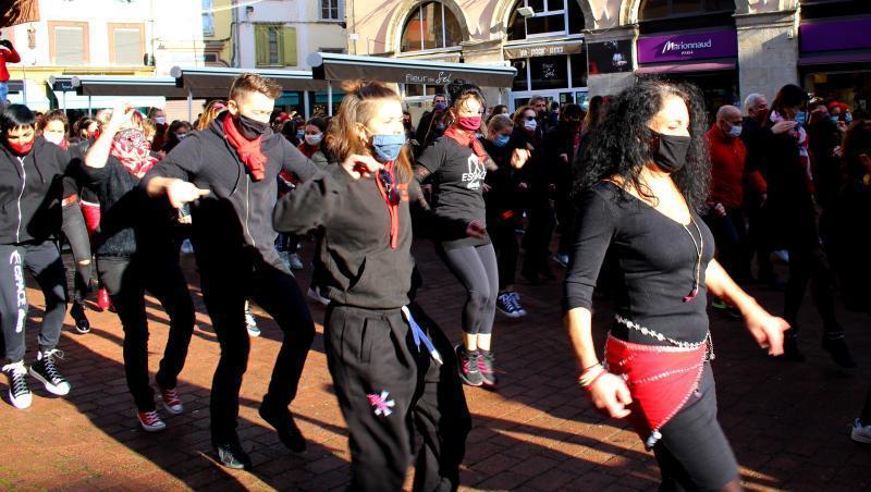 En novembre, un flashmob demandait la reprise des clubs de danse.