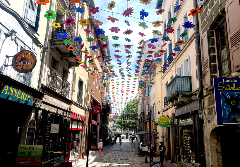 Heureusement, la pluie récurrente des jours de juin est là pour arroser les pâquerettes. 