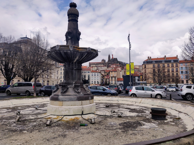 La fontaine Chassaing qui trône au centre de la place Michelet est vide.