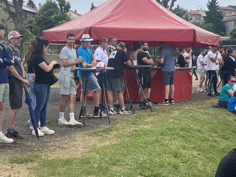 Les supporters profitent du bar