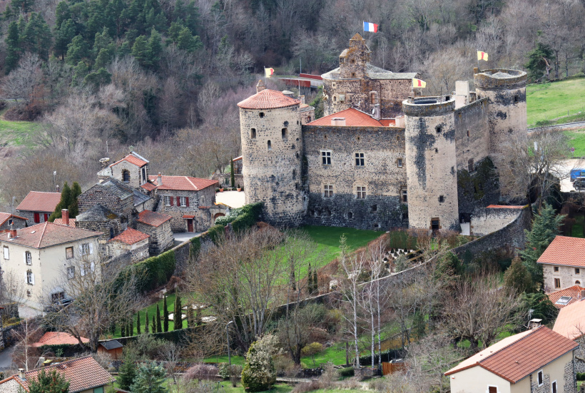 La forteresse de Saint-Vidal est Monument Historique mais pas Jardin remarquable.