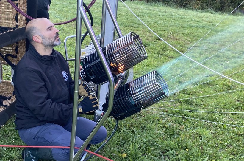 Comme dans l'eau, la poussée d'Archimède agit aussi dans l'air. 