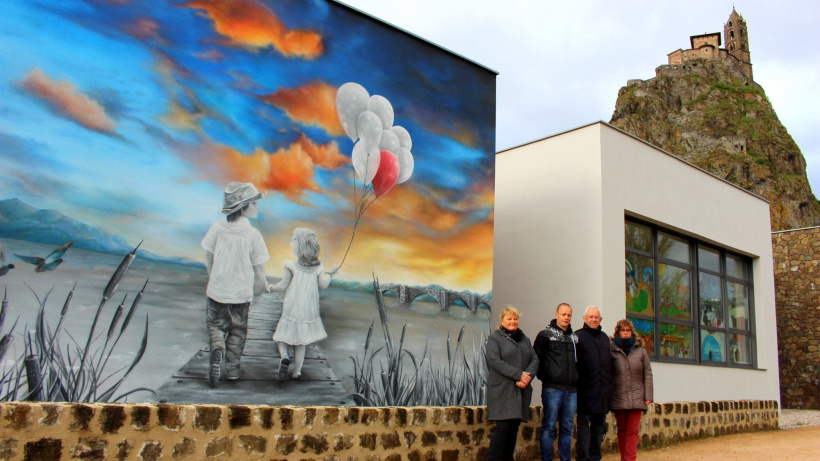 En 2019, Dege a graffé la façade de l'école La Coustette d'Aiguilhe.