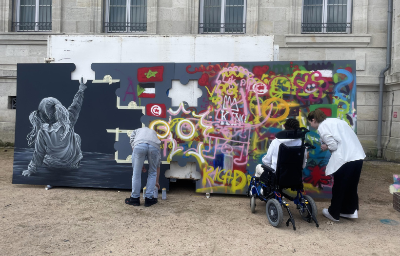 La fresque commune proposée par Dege a recueilli d'innombrables signatures.  