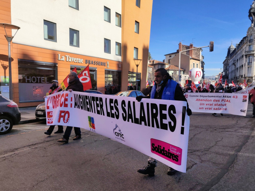 Plus de 600 personnes ont manifesté pour les salaires au Puy le 27/01/2022.