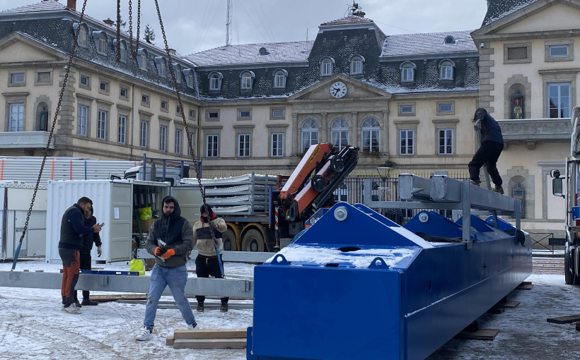 Première rude journée pour les monteurs de la grande roue. 