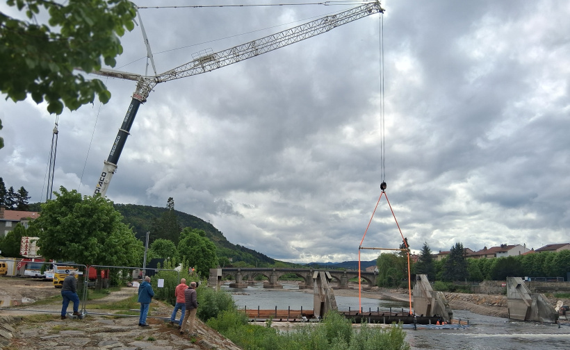 La grue de 750 tonnes en action au-dessus de la Loire