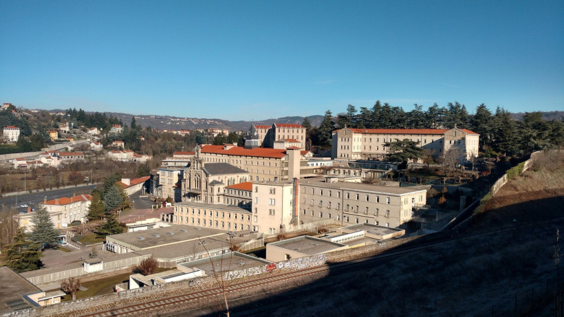 L'hôpital Sainte-Marie du Puy-en-Velay a un statut privé associatif.