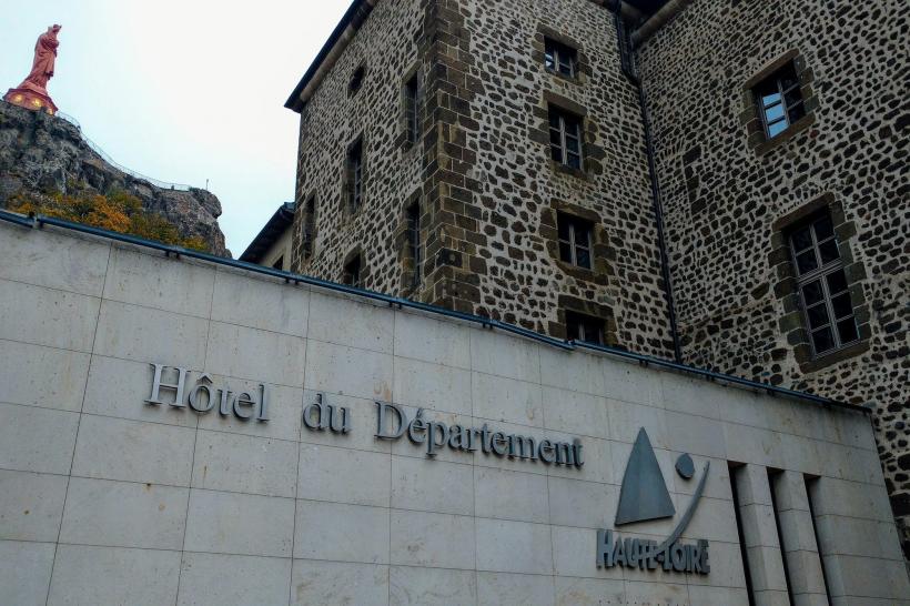 L'exposition est installée dans le Hall de l'Hôtel du Département. 