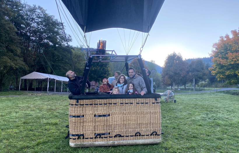 Les huit enfants juste avant le décollage. 