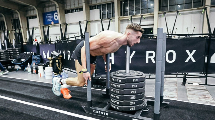 Evan Marion en pleine poussée de traîneau