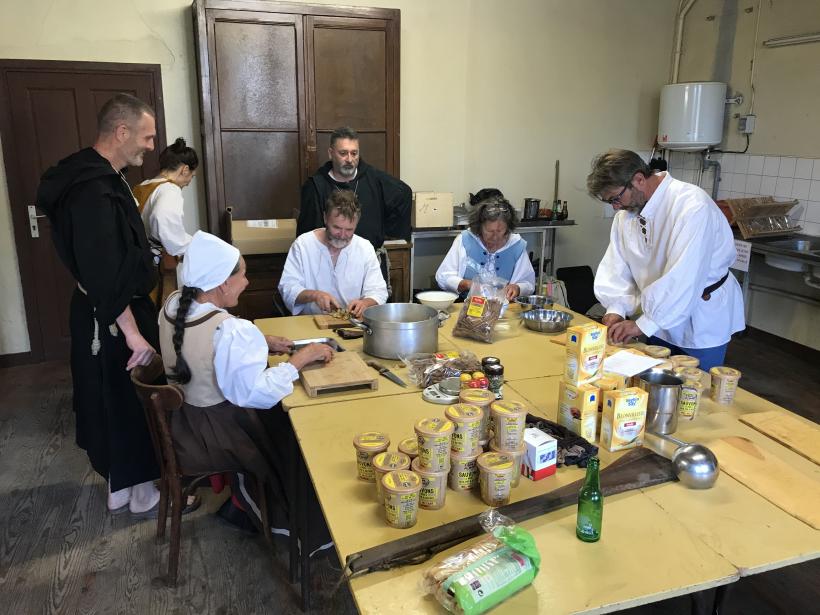 Les bénévoles de l'association préparent une recette de boisson à base de gingembre.