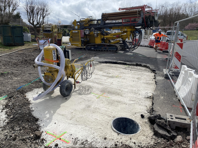 Les travaux ont commencé, au second plan, la foreuse qui va atteindre 15m de profondeur.