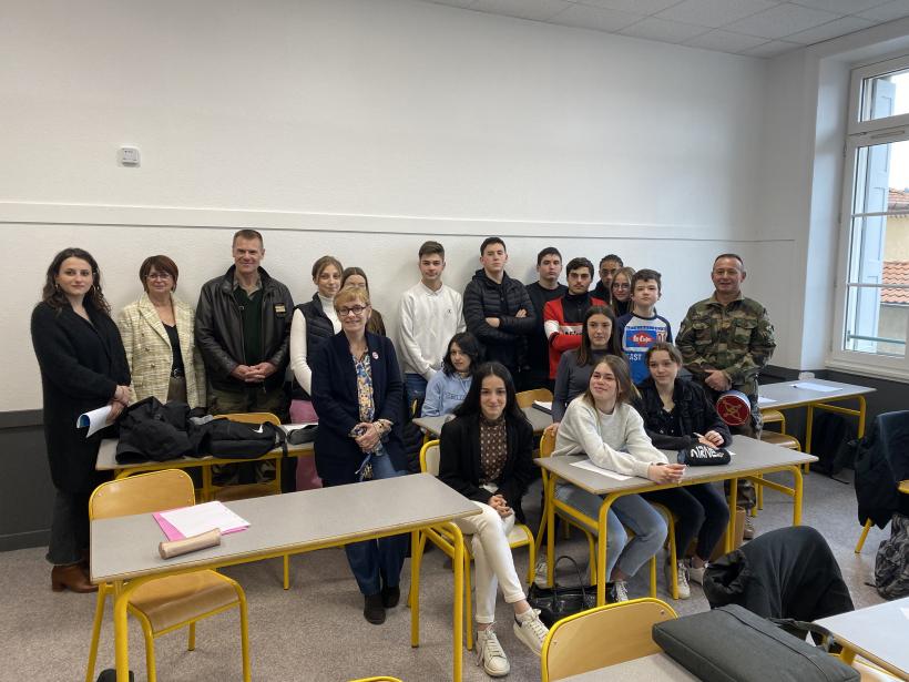 Le Commandant Anselme, en uniforme sur la droite, est venu rencontrer les élèves de 3e.