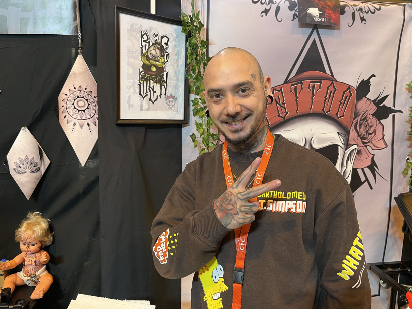 Damien, tatoueur originaire de Savoie
