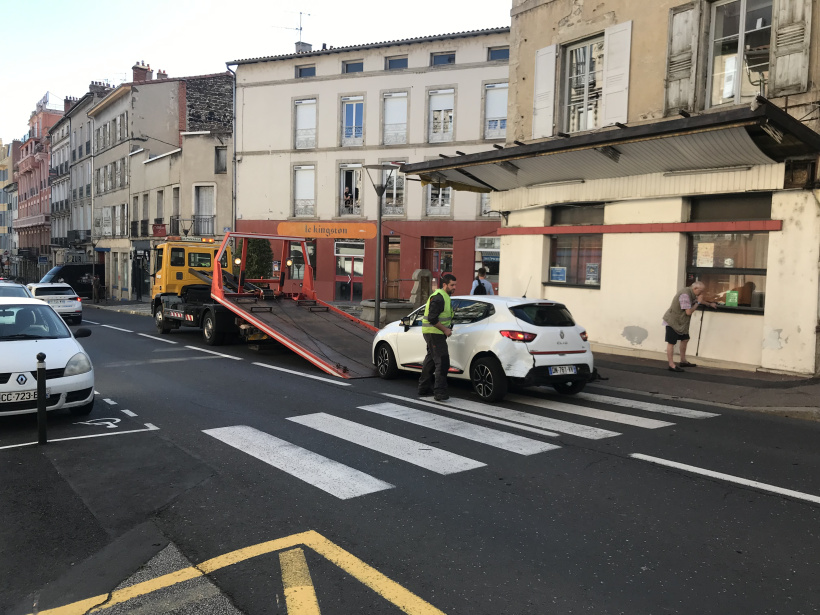 Le véhicule de dépannage en action sur l'avenue Maréchal Foch