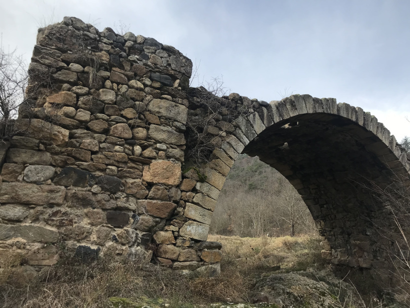 Ce monument en partie ruiné est situé 600 mètres en amont du Pont Moderne.