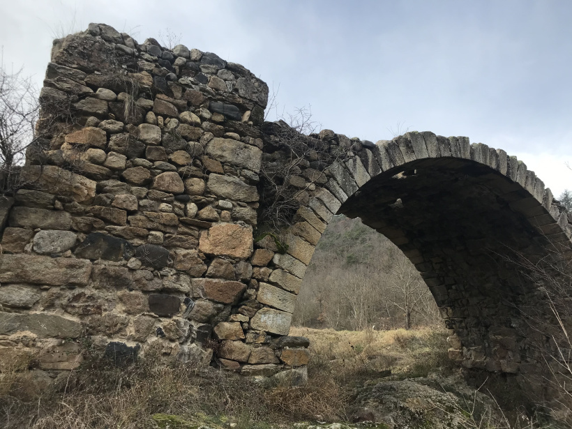 Ce monument en partie ruiné est situé 600 mètres en amont du Pont Moderne.