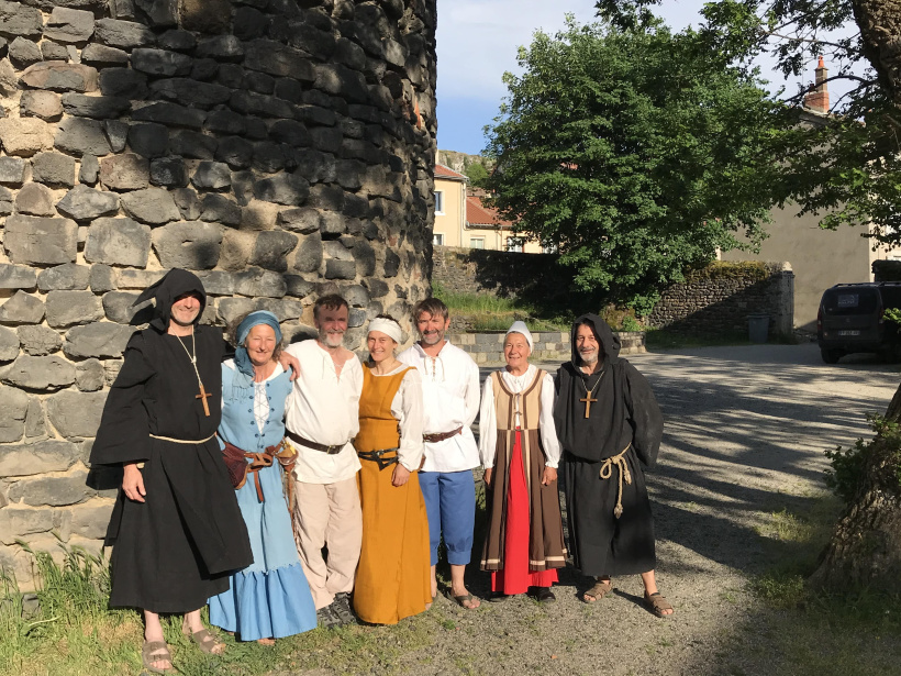 Une partie des bénévoles de l'association des Chèvres, devant le château du Monastier.