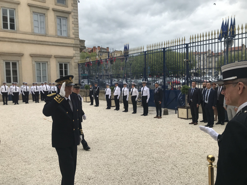 Le préfet de Haute-Loire, Éric Étienne salue les policiers