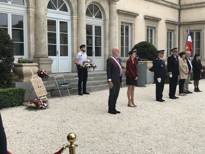 La Maire du Puy, Michel Chapuis au garde-à-vous.