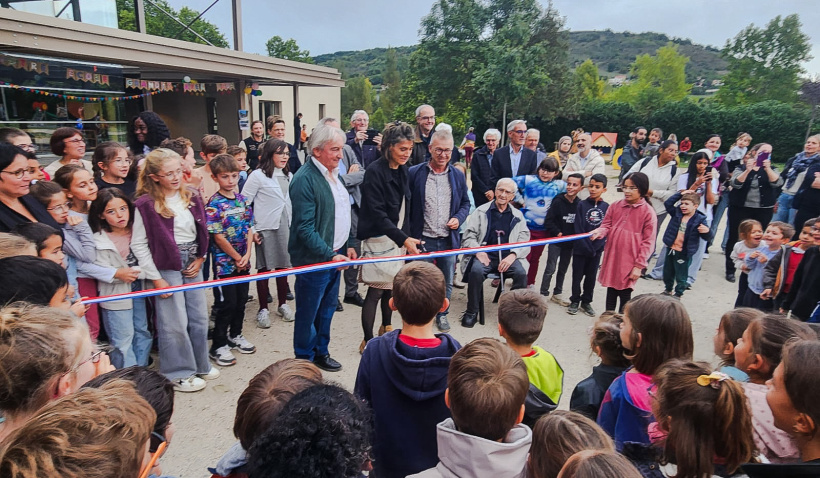 Le ruban est coupé pour inauguré l'extension de l'école