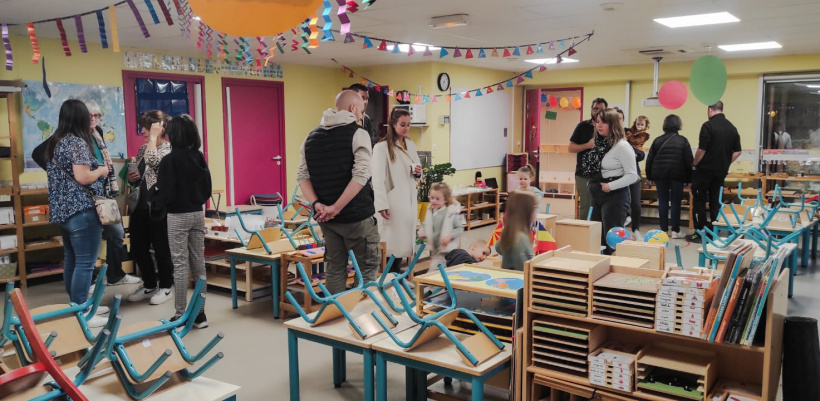 L'une des salles de classe colorées