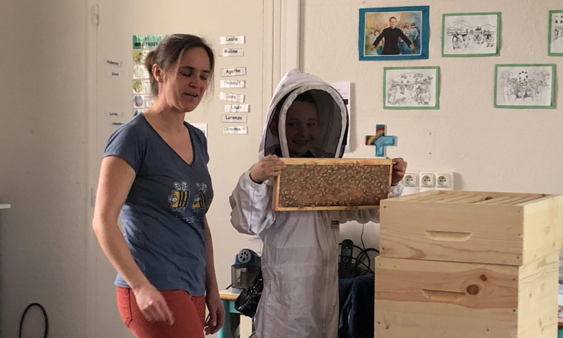 Aurore fait découvrir le système ingénieux des buttineuses