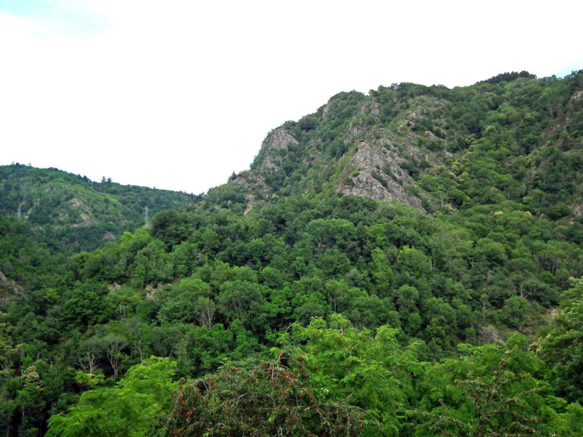 Le site des Millières vu de la ville de Thiers.