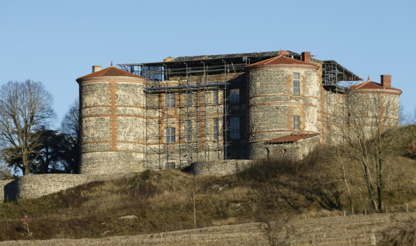 Le château de la Chaux Montgros actuellement en travaux.