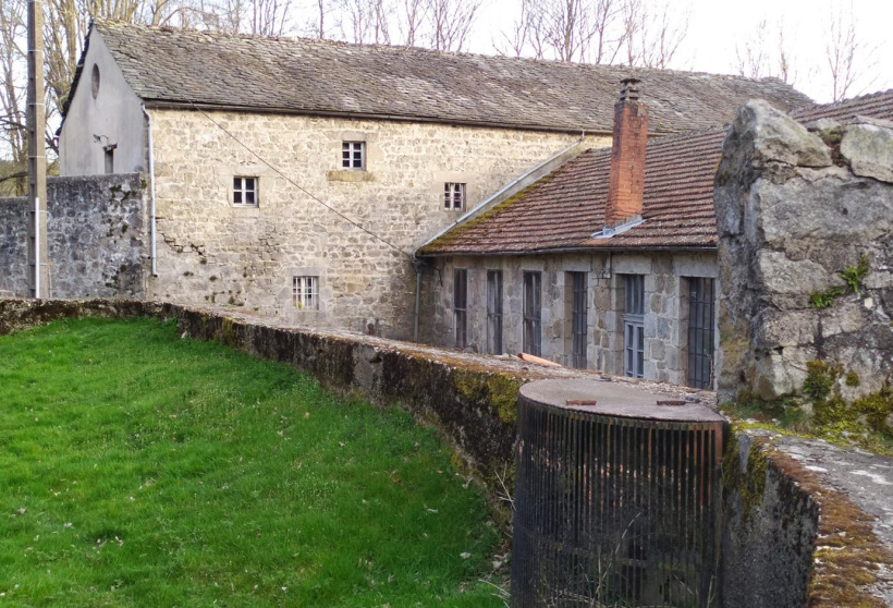 L'extérieur du moulinage des Mazeaux.