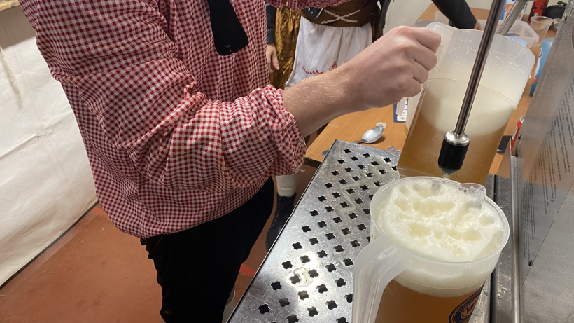 Derrière les bars, ça s'active