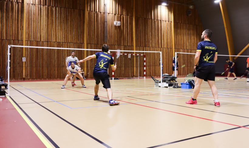 Un match intergenre avec une équipe garçon-garçon et une autre fille-garçon 