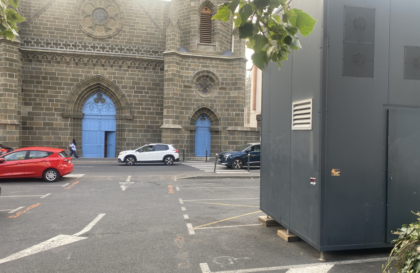 La seule place PMR sur ce parking... inaccessible.