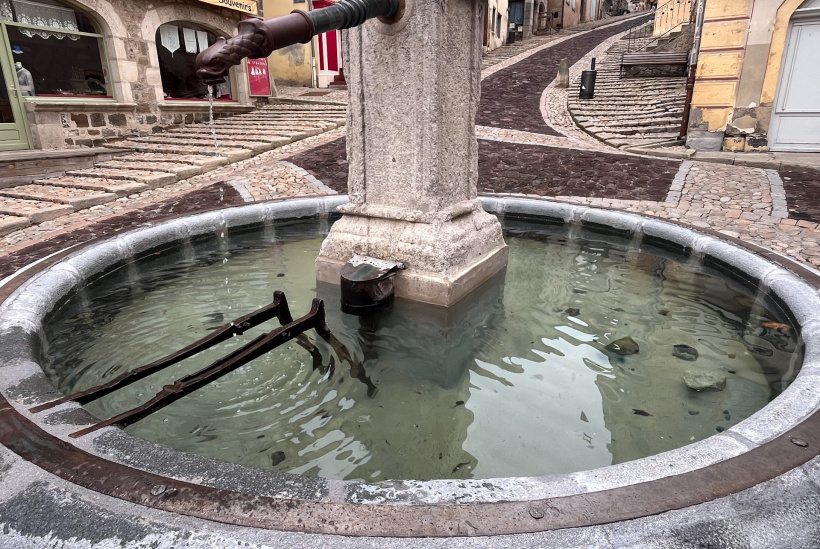 L'eau coule enfin dans la fontaine de l'Ange