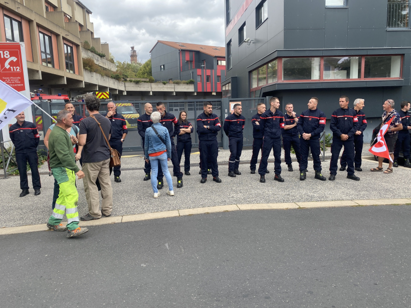 Les pompiers ont été mis à l'honneur par les manifestants. 
