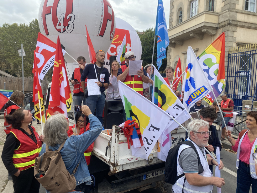 Les représentants des syndicats lors des discours devant la préfecture. 
