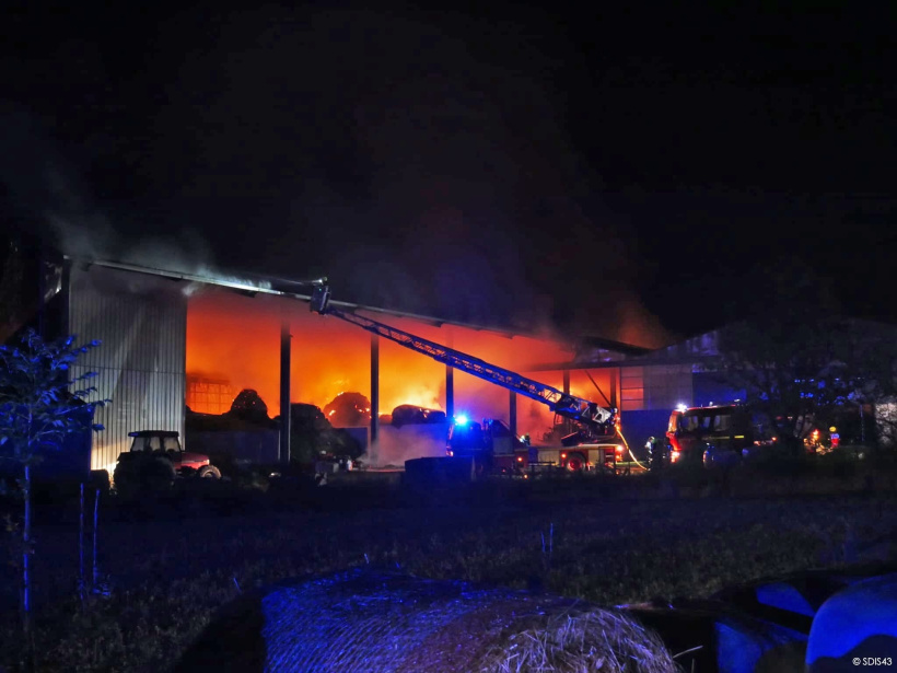 Le bâtiment en flamme 