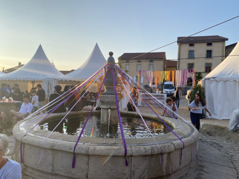 Le village du festival es multicolore
