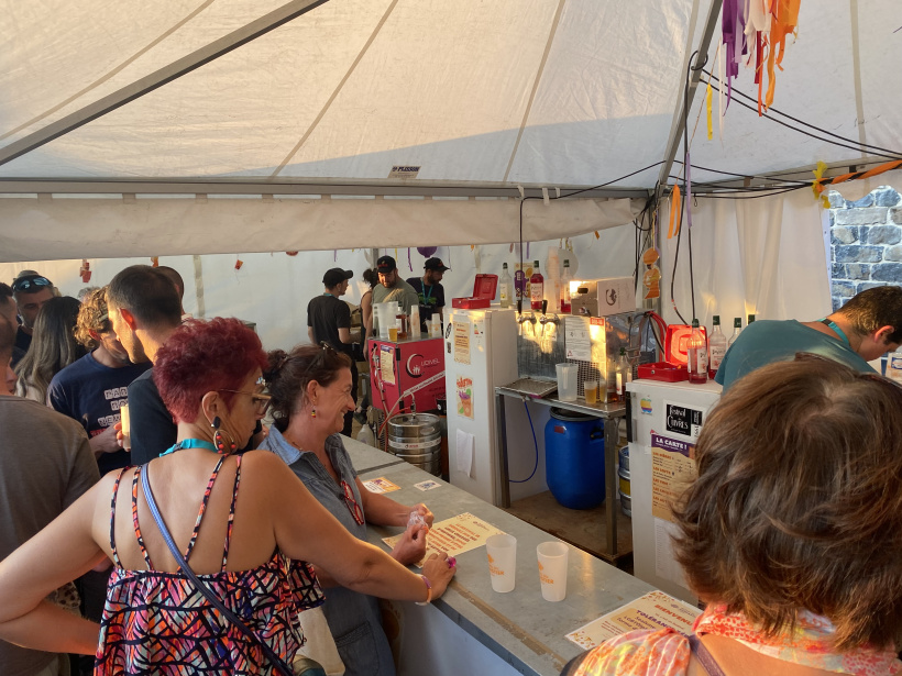 Le bar tourne à plein régime
