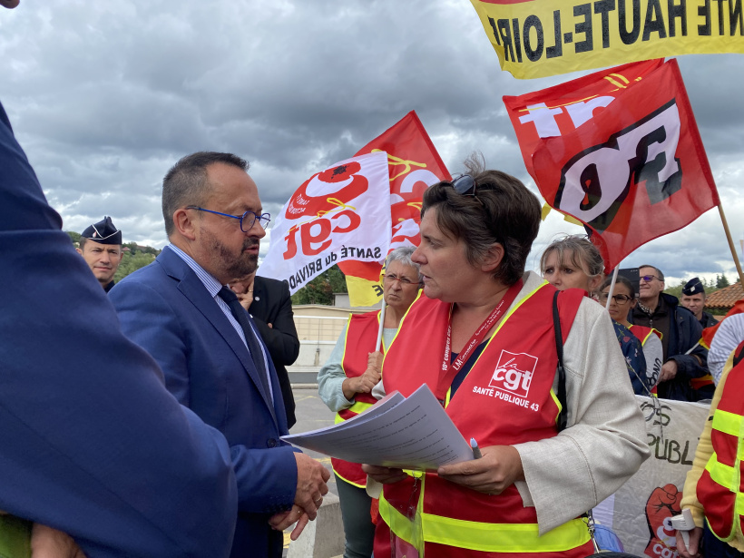 La représentante CGT échange avec le ministre