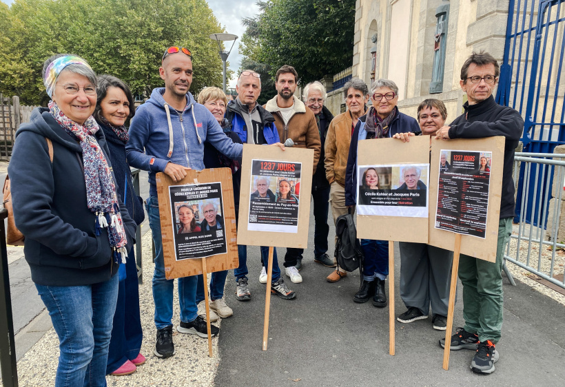 Les participants ont brandi les pancartes avec les visages de Cécile et Jacques