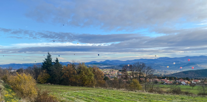 Des dizaines de montgolfières naviguent