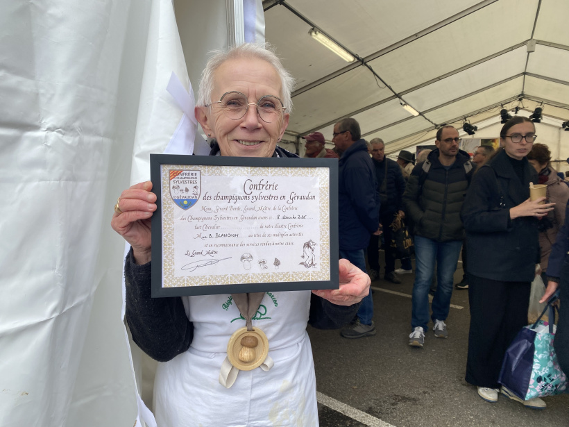 M. Blanchon, l'une des nombreuses bénévoles au stand Champicup