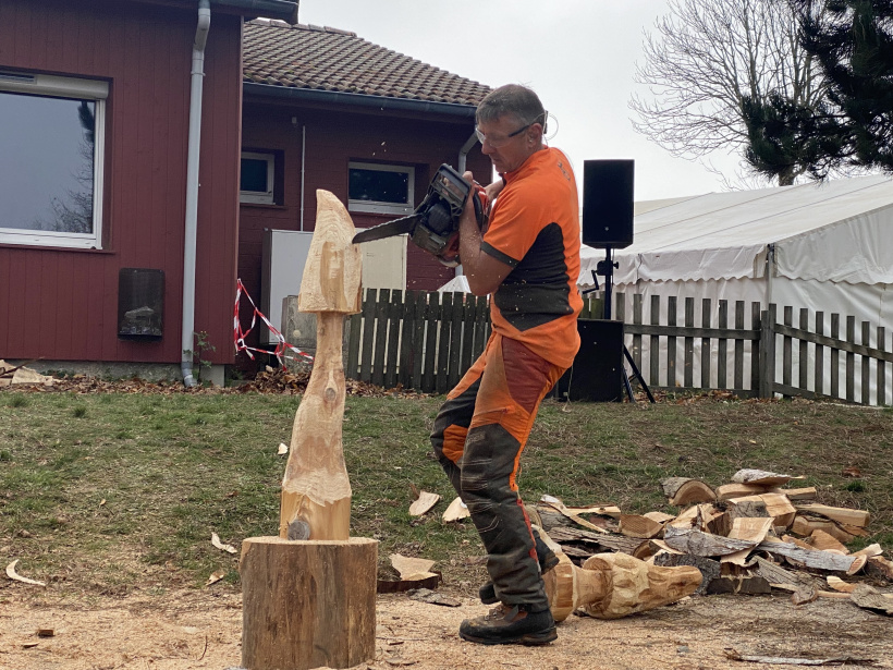 Avec finesse et rapidité, il sculpte un champignon
