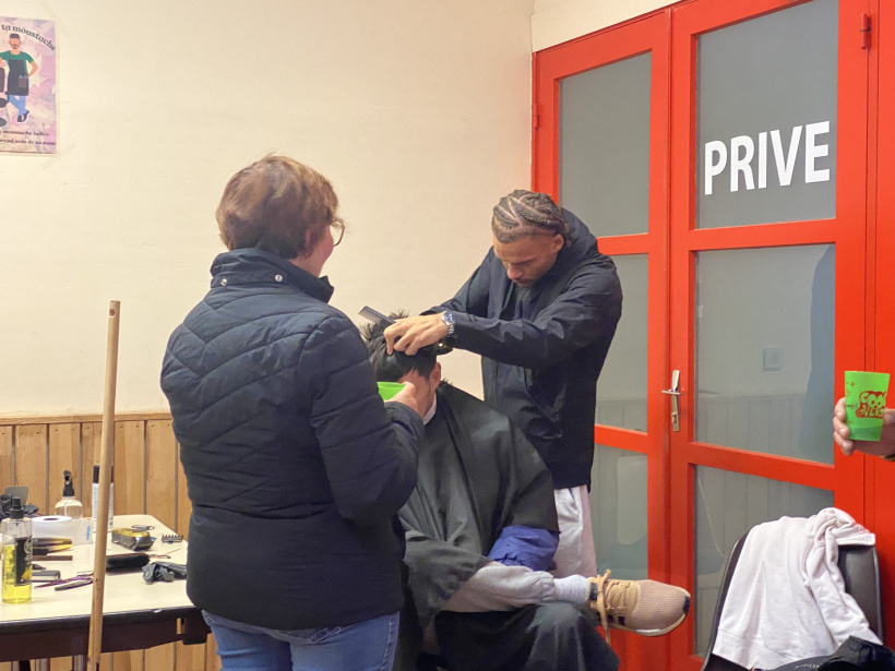 Nathan a coiffé bénévolement au cours de la journée