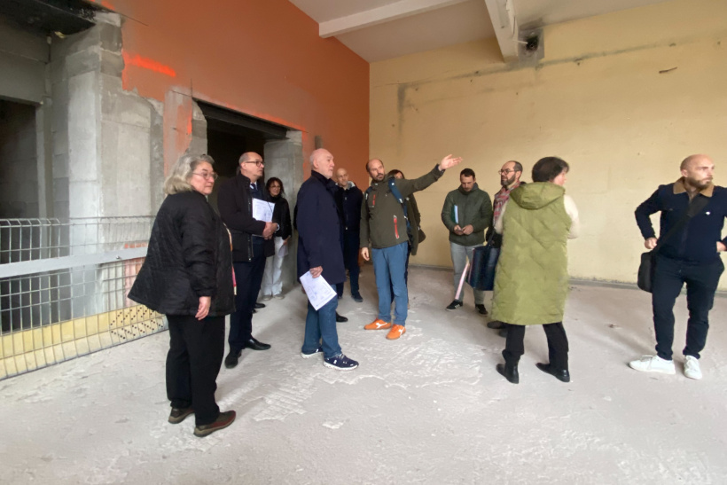 Le préau couvert ne tardera pas à devenir une salle de motricité