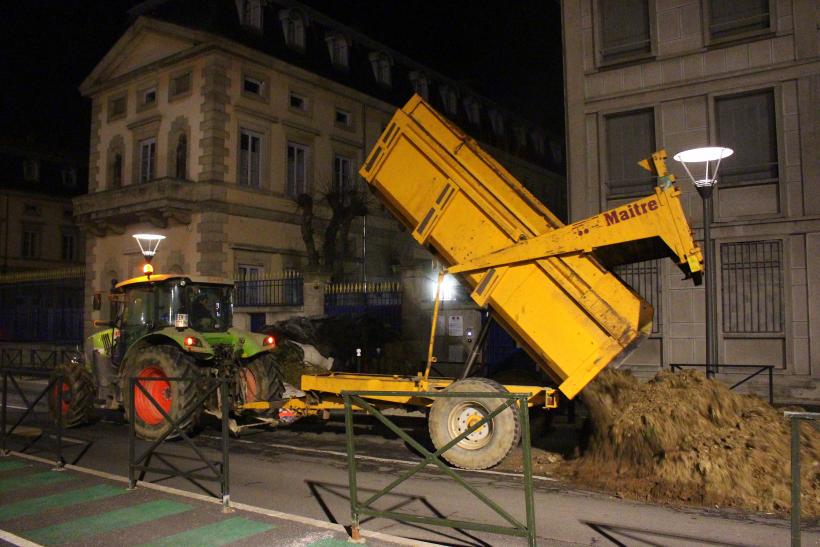 Les agriculteurs déversent pneus et détritus devant la préfecture du Puy.