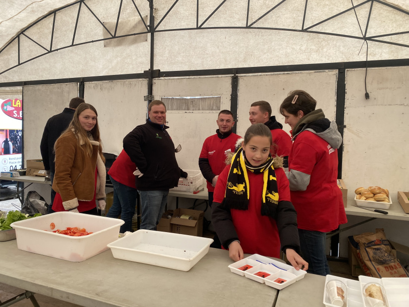 Préparation des burgers encours par les Jeunes Agriculteurs