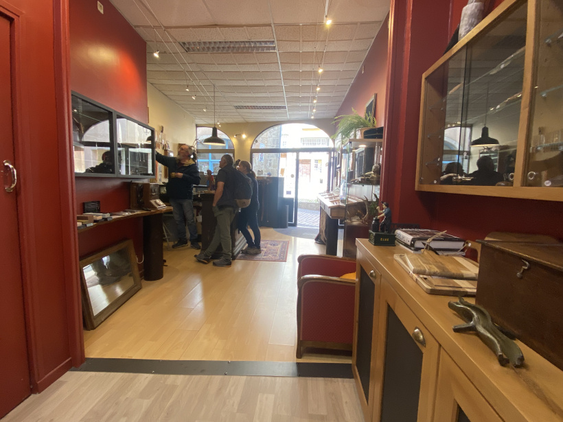Un boutique où les couteaux sont tels des objets d'art